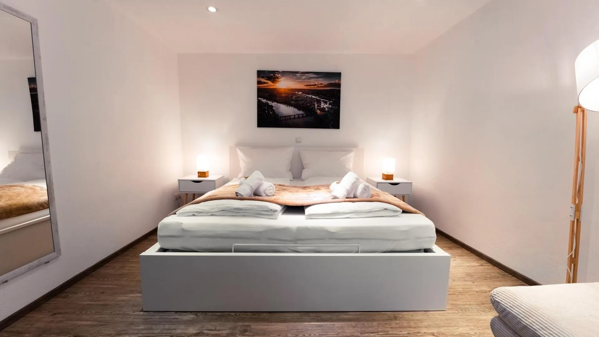 Moderne Stadtwohnung An Der Fussgaengerzone, Smart Tv, Kingsize-Bett, Couch, Kueche Passau